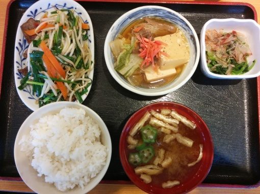西新宿おひとりランチ 女子でもギリ行ける お惣菜の種類が豊富な 西新宿小町食堂 ひとり新宿ランチ